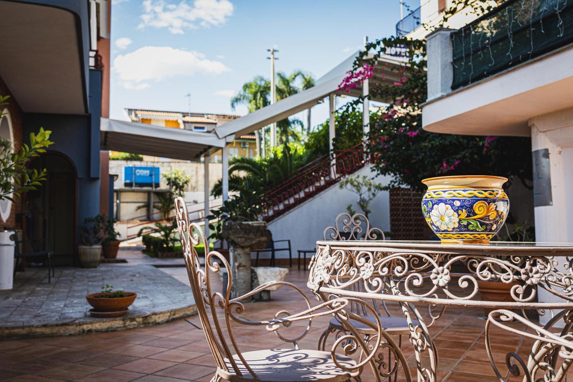 Hotel Alexander Giardini Naxos Esterno foto